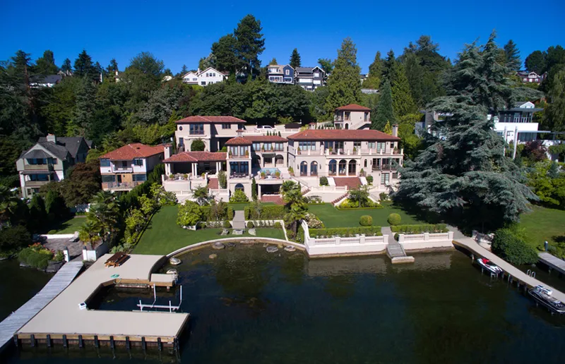 Italian Elegant on Water Edge — photograph 10
